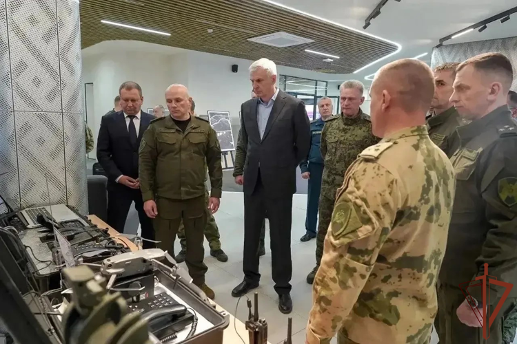 В Магадане отметили заслуги росгвардейцев и показали новейшие средства связи
