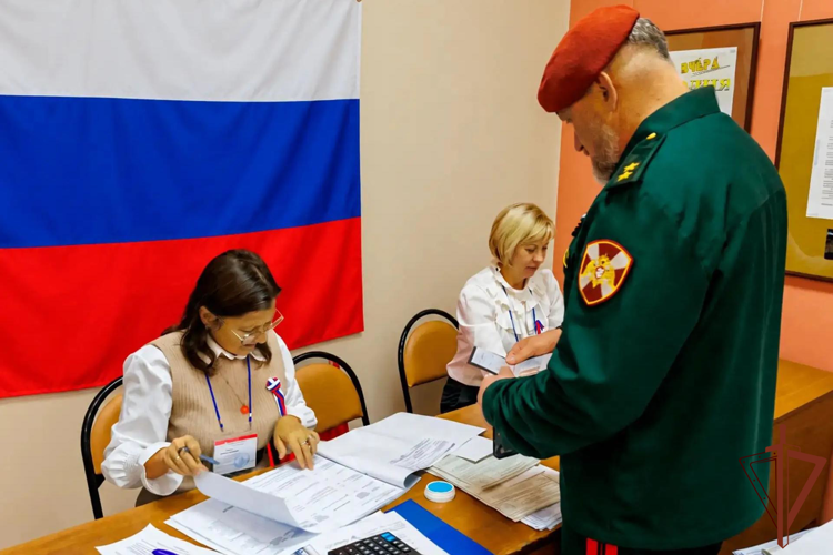 В Приволжье росгвардейцы принимают участие в голосовании на выборах депутатов Государственной думы Российской Федерации (видео)