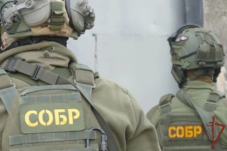 В Красноярске при силовой поддержке СОБР Росгвардии задержаны подозреваемые в изготовлении синтетических наркотических веществ (видео)