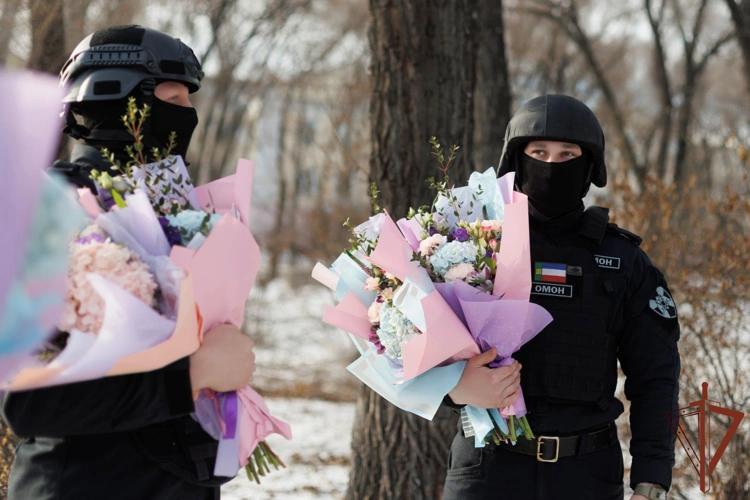 Росгвардейцы поздравили женщин Сибири с Международным женским днём