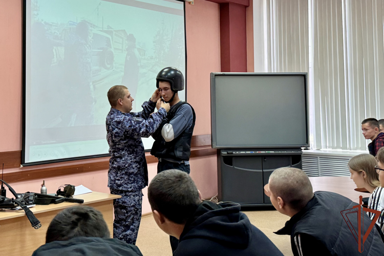 В преддверии 10-летия Росгвардии военнослужащие и сотрудники войск правопорядка провели серию патриотических мероприятий в Сибири
