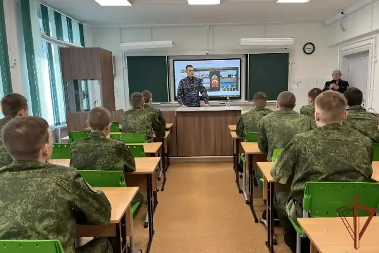 В преддверии 10-летия Росгвардии молодежь Сибири знакомят с историей и службой в войсках национальной гвардии Российской Федерации