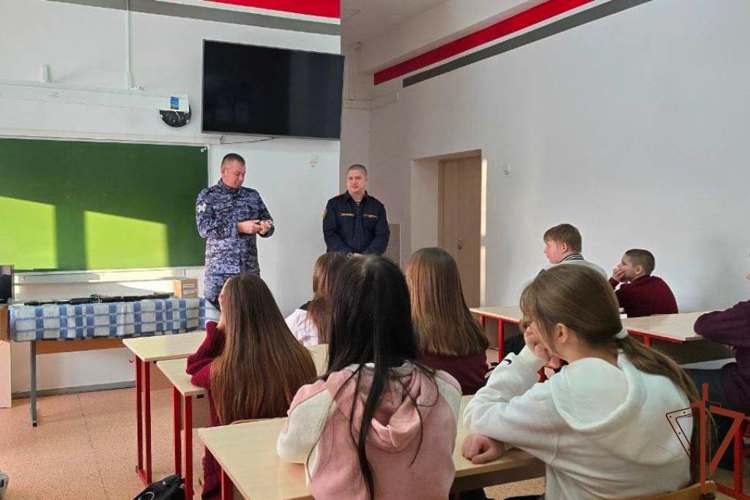 В преддверии 10-летия Росгвардии молодежь Сибири знакомят с историей и службой в войсках национальной гвардии Российской Федерации
