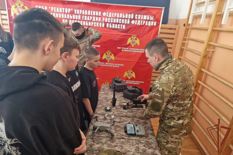 Школьники Сибири познакомились со службой в Росгвардии в рамках юбилейных мероприятий