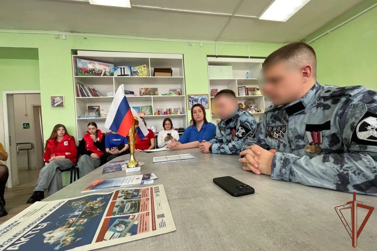 Школьники Сибири познакомились со службой в Росгвардии в рамках юбилейных мероприятий