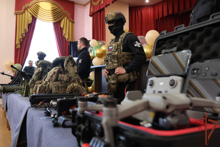 Школьники Сибири познакомились со службой в Росгвардии в рамках юбилейных мероприятий