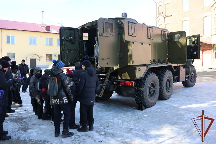Школьники Сибири познакомились со службой в Росгвардии в рамках юбилейных мероприятий