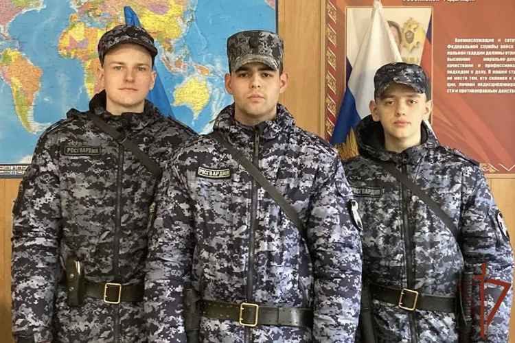 Почувствовавшему себя плохо калининградцу оказали первую помощь росгвардейцы (видео)