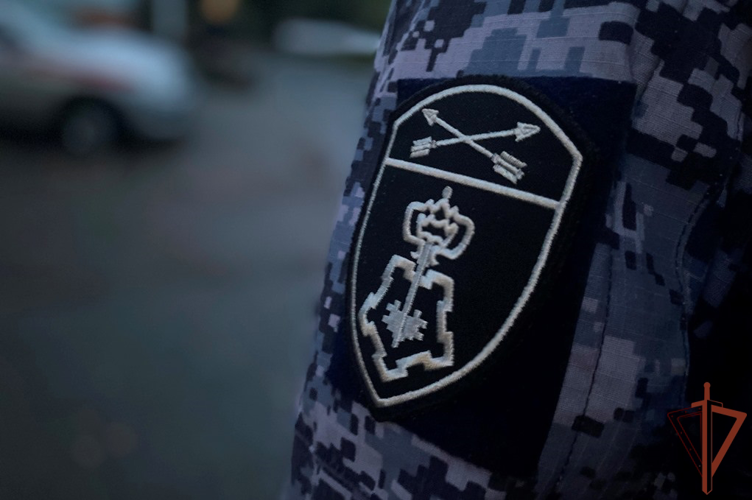В Иркутске росгвардейцы спасли ребенка, провалившегося в коммунальный колодец