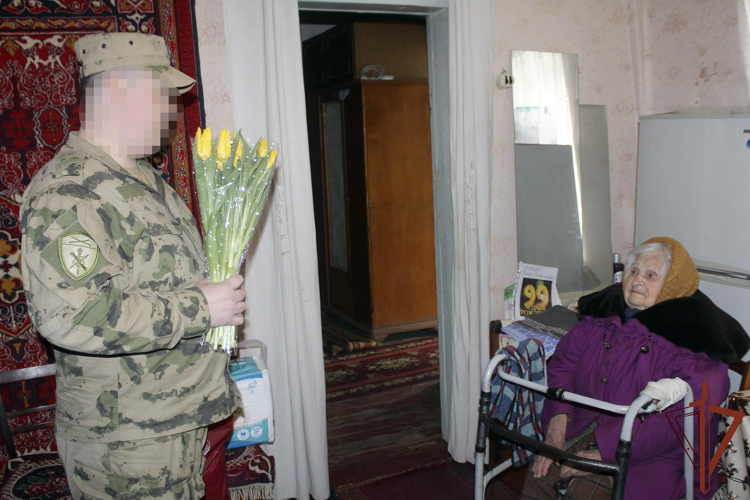В Херсонской области росгвардейцы поздравили тружениц тыла с Международным женским днем