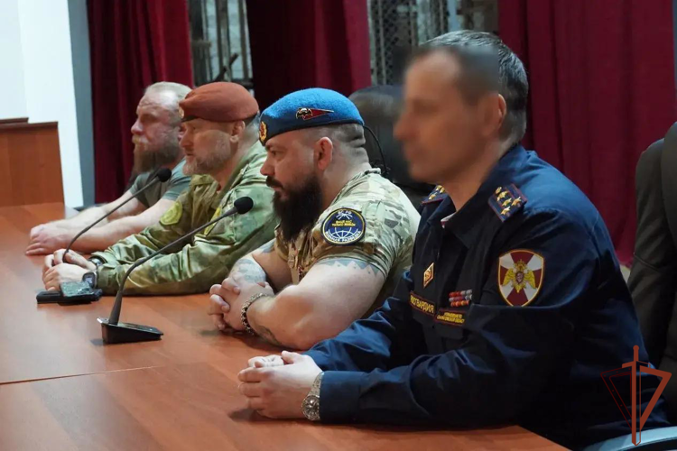 В Саратове росгвардейцы встретились с ветераном СВО Евгением Ивановым (видео)