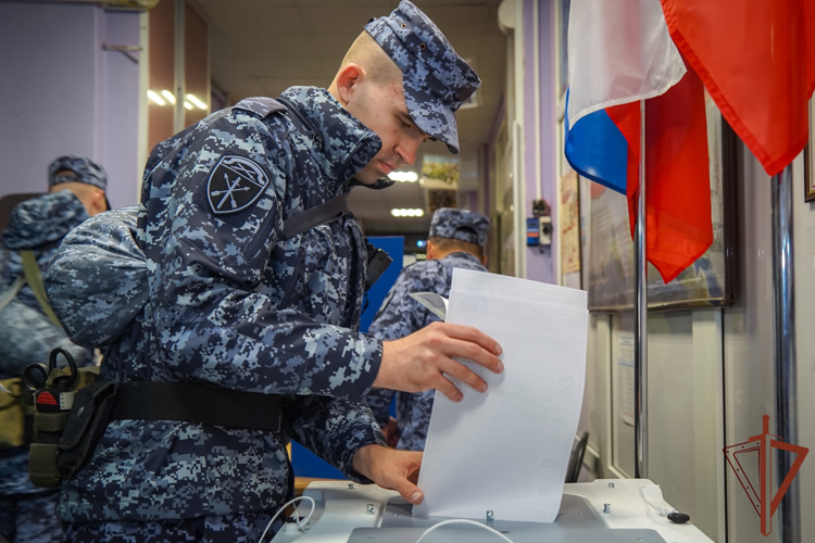 Военнослужащие и сотрудники Северо-Западного округа Росгвардии участвуют в Едином дне голосования
