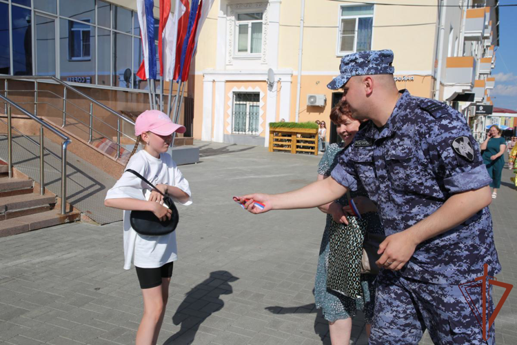 В Мордовии росгвардейцы присоединились к всероссийской акции «Российский триколор» (видео)