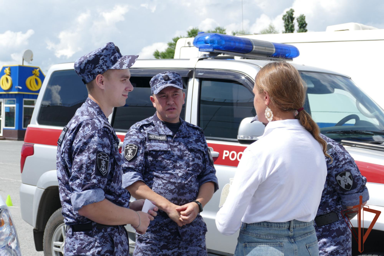 Росгвардейцы рассказали жителям Сибири о службе в войсках на Всероссийской ярмарке трудоустройства