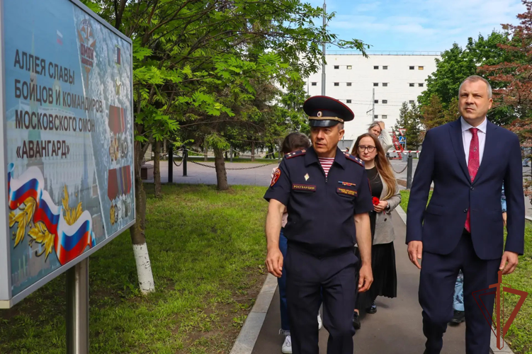 В Москве росгвардейцы встретились с телеведущим Евгением Поповым (видео)