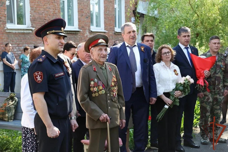 В Самаре росгвардейцы провели парад у дома ветерана войск правопорядка и Великой Отечественной войны (видео)