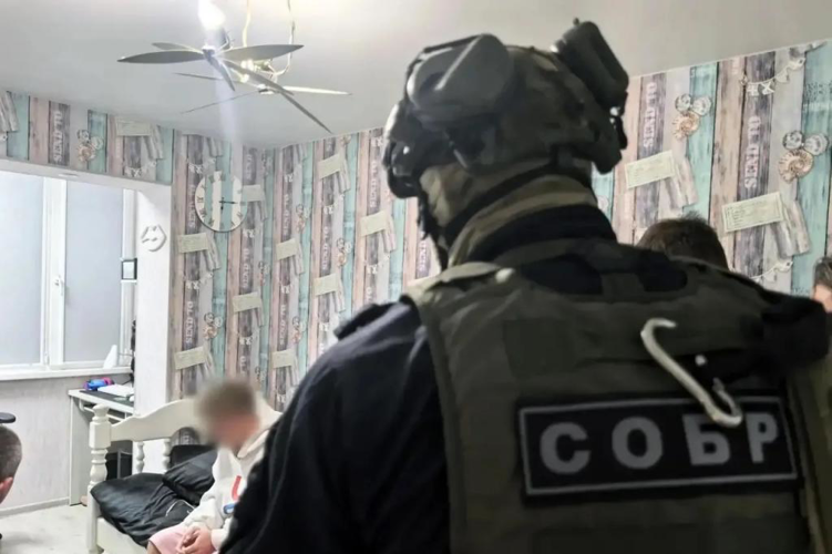 При содействии СОБР «Пламя» в Ульяновске задержаны подозреваемые в неправомерном обороте средств платежей (видео)