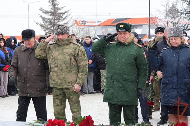 В Курске росгвардейцы почтили память воинов-освободителей
