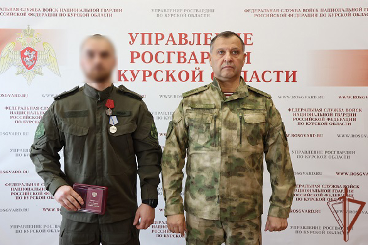 Командующий Центральным округом Росгвардии вручил награды отличившимся сотрудникам ведомства в Курской области