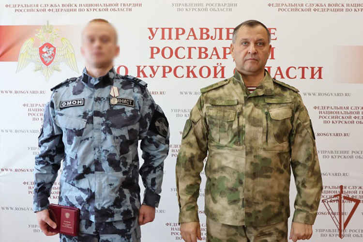 Командующий Центральным округом Росгвардии вручил награды отличившимся сотрудникам ведомства в Курской области