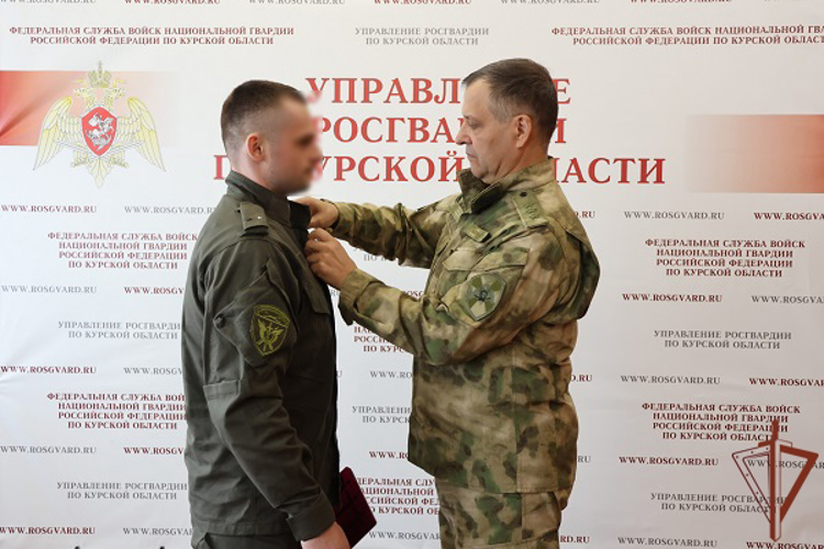 Командующий Центральным округом Росгвардии вручил награды отличившимся сотрудникам ведомства в Курской области