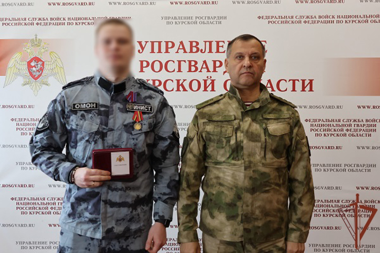 Командующий Центральным округом Росгвардии вручил награды отличившимся сотрудникам ведомства в Курской области