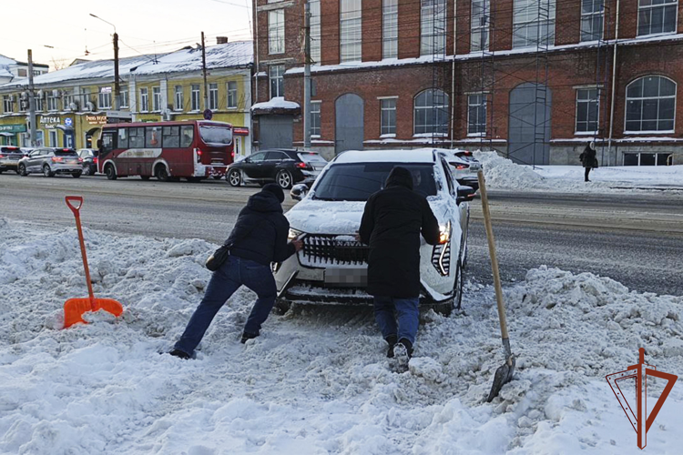 Росгвардейцы оказали помощь водителю, попавшему в затруднительную ситуацию на дороге в Туле (видео)