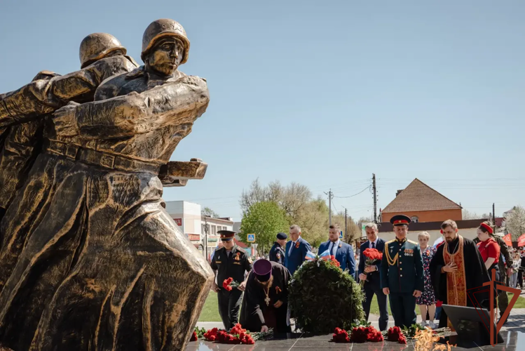 Росгвардия приняла участие в церемонии зажжения Вечного огня на мемориале погибшим воинам в Курской области