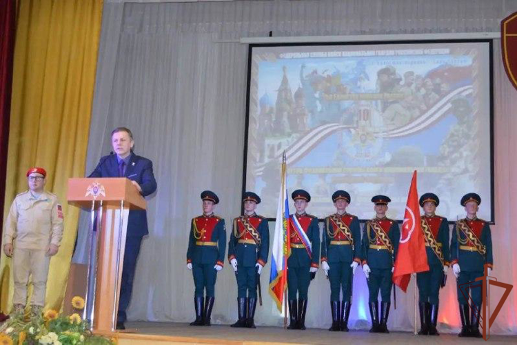 В Сарове росгвардейцы приняли участие в церемонии посвящения школьников в юнармейцы