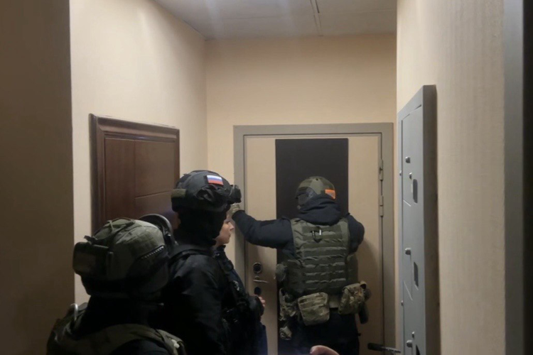 При силовой поддержке ОМОН Росгвардии в Новосибирске задержан директор строительной компании, подозреваемый в мошенничестве