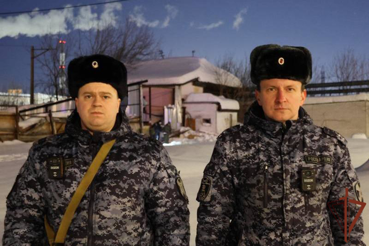 В Нижнем Новгороде росгвардейцы оказали содействие сотрудникам МЧС в эвакуации пострадавших при обрушении крыши (видео)