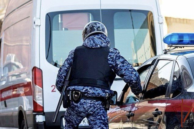 Сотрудники Росгвардии в Новосибирске пришли на помощь упавшему от недомогания прохожему