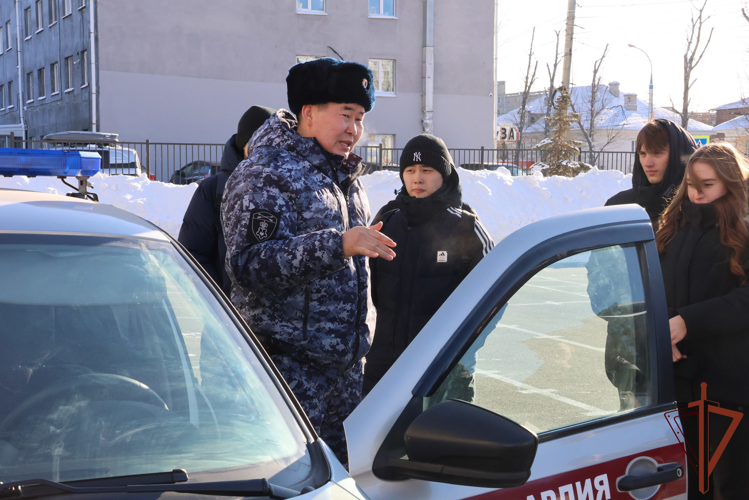 Росгвардейцы продолжают знакомить молодежь Сибири со службой в войсках правопорядка в преддверии 10-летия ведомства