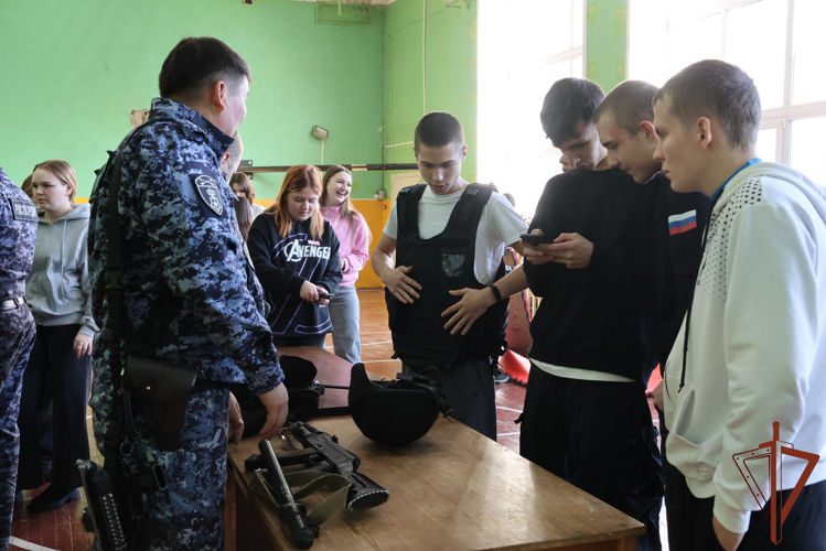 Росгвардейцы продолжают знакомить молодежь Сибири со службой в войсках правопорядка в преддверии 10-летия ведомства