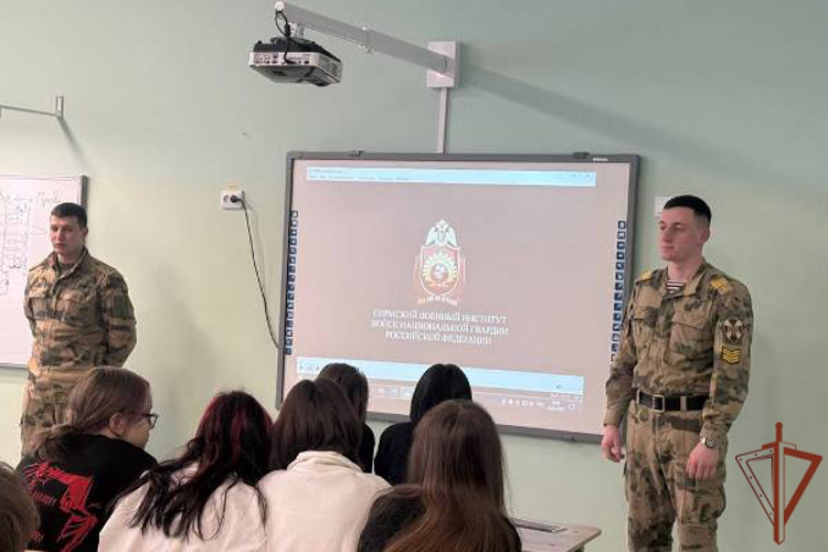Росгвардейцы продолжают знакомить молодежь Сибири со службой в войсках правопорядка в преддверии 10-летия ведомства