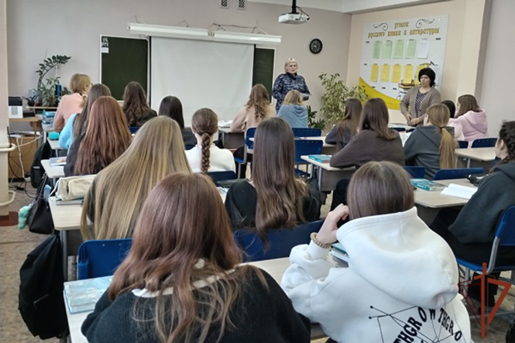 Росгвардейцы продолжают знакомить молодежь Сибири со службой в войсках правопорядка в преддверии 10-летия ведомства