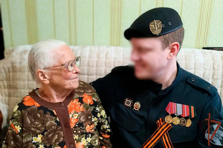 Сотрудники Уральского округа Росгвардии поздравили ветеранов с Днём Победы