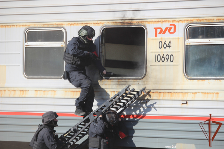 Бойцы ОМОН Росгвардии приняли участие в антитеррористической тренировке в Самаре (видео)