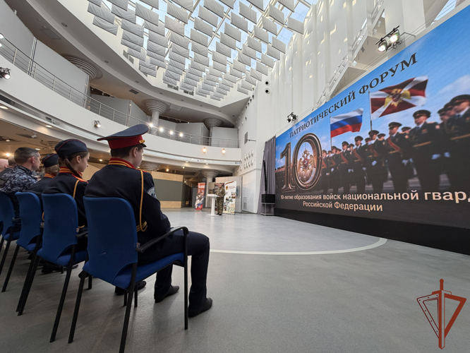 Росгвардейцы выступили организаторами патриотического форума для молодежи в Смоленске