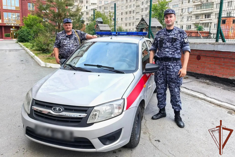 Сотрудники Росгвардии эвакуировали жильцов из горящего дома в Новосибирске
