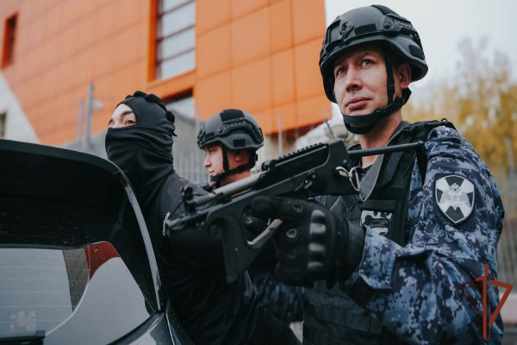 Росгвардейцы провели тактико-специальную тренировку на охраняемом объекте в Москве