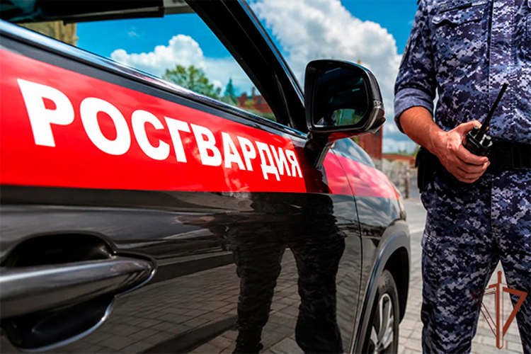 В Москве росгвардейцы задержали девушку с поддельной купюрой в отделении банка (видео)