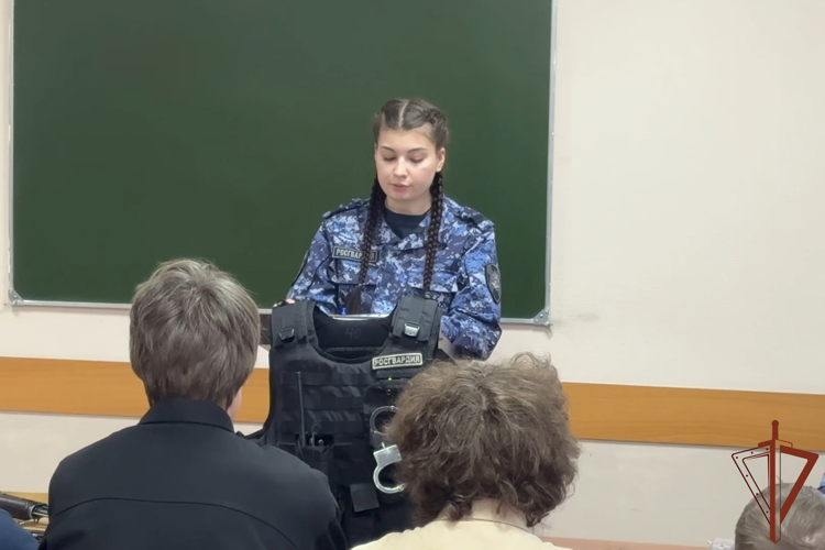 Патриотические и просветительские мероприятия для молодежи провели росгвардейцы в Сибири