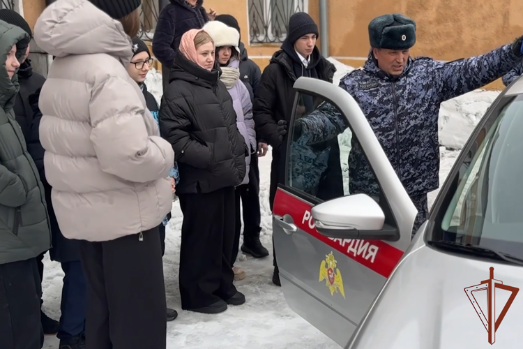 Патриотические и просветительские мероприятия для молодежи провели росгвардейцы в Сибири