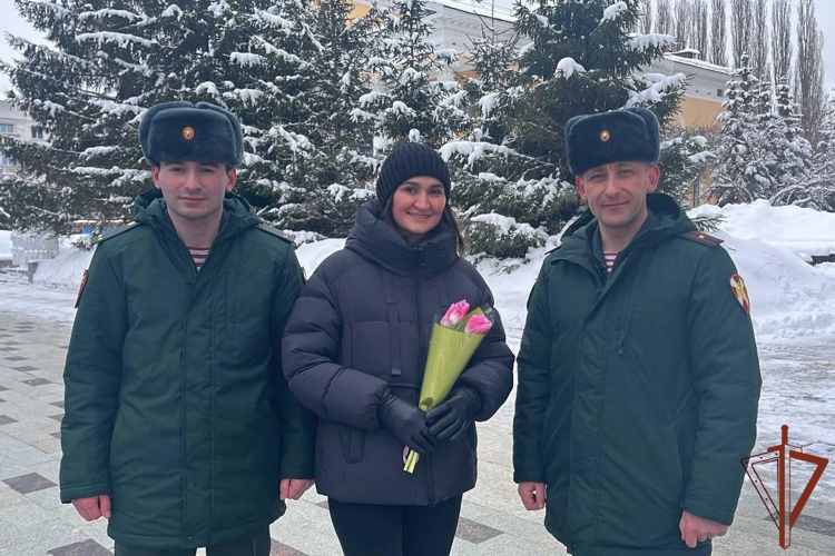 В Уфе росгвардейцы поздравили женщин с Международным женским днём (видео)