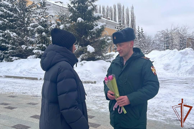В Уфе росгвардейцы поздравили женщин с Международным женским днём (видео)