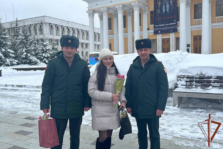 В Уфе росгвардейцы поздравили женщин с Международным женским днём (видео)