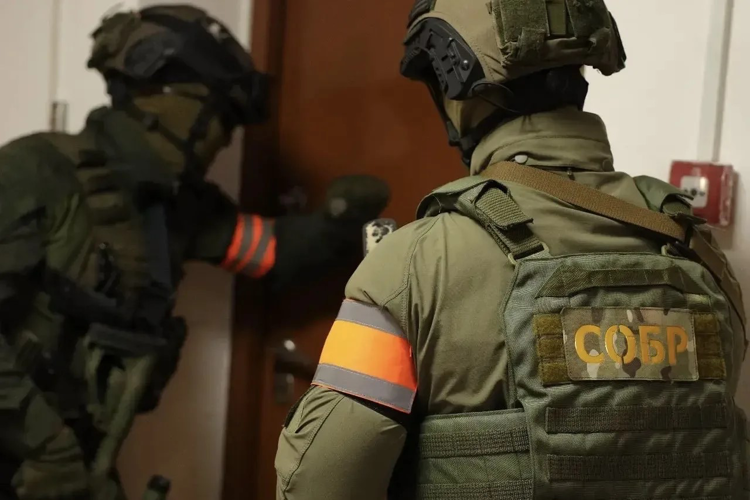 При силовой поддержке СОБР Росгвардии в Новосибирске задержаны подозреваемые в коммерческом подкупе на 38 млн рублей