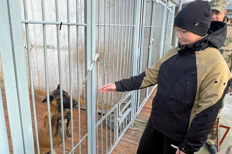 Кинологи Уральского округа Росгвардии исполнили мечту юного жителя Тюмени