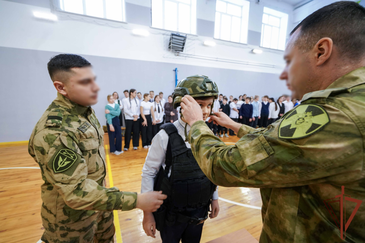 Цикл патриотических мероприятий в преддверии 10-летия Росгвардии провели стражи правопорядка в Сибири